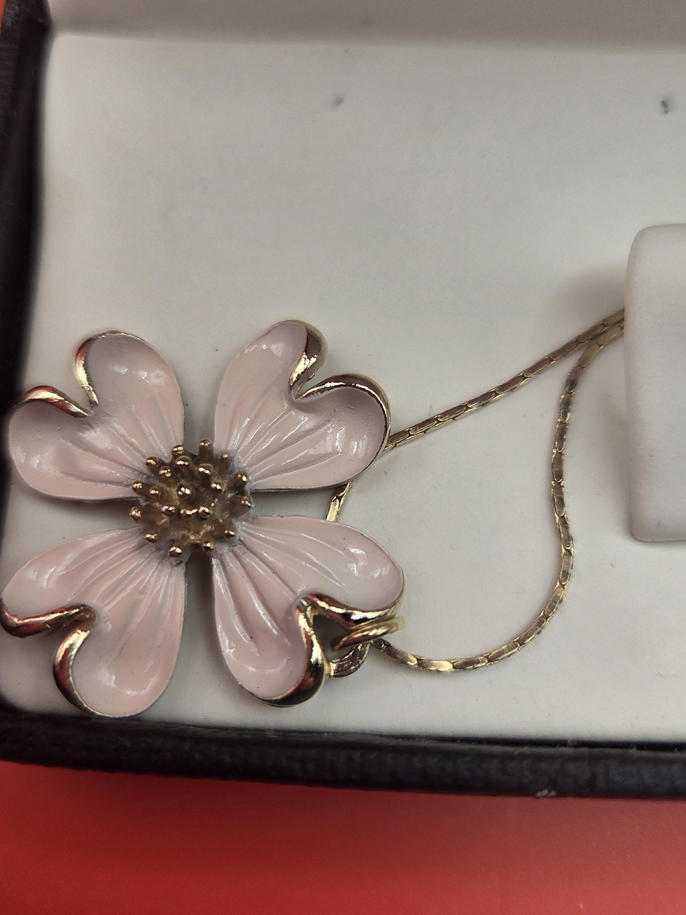 VTG Gloria Vanderbilt Delicate Pink Enamel Flower Pendant Necklace - Gold Tone